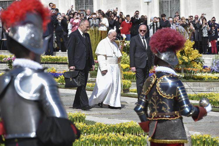 Papa Francesco sul sagrato di San Pietro (AFP PHOTO)