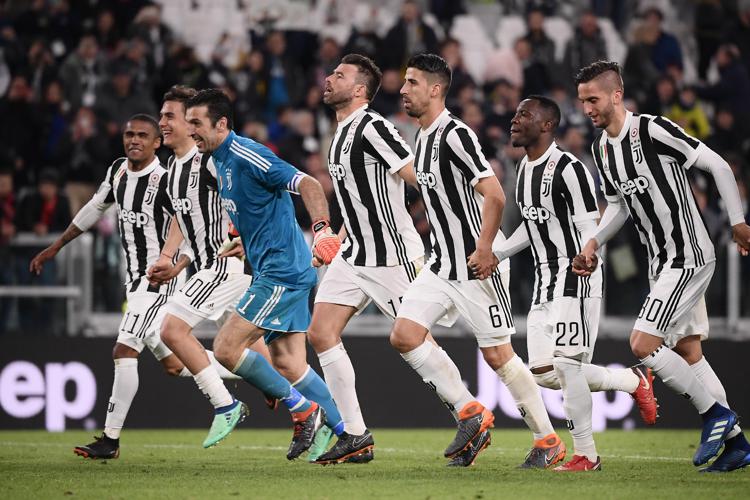 La Juventus festeggia dopo la vittoria sul Milan (AFP PHOTO)