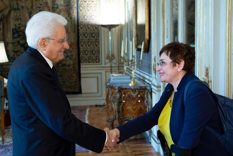 Il presidente della Repubblica, Sergio Mattarella con Angela Martino (presidente Aism) 