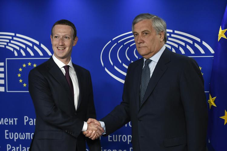Antonio Tajani con Mark Zuckerberg (AFP PHOTO)