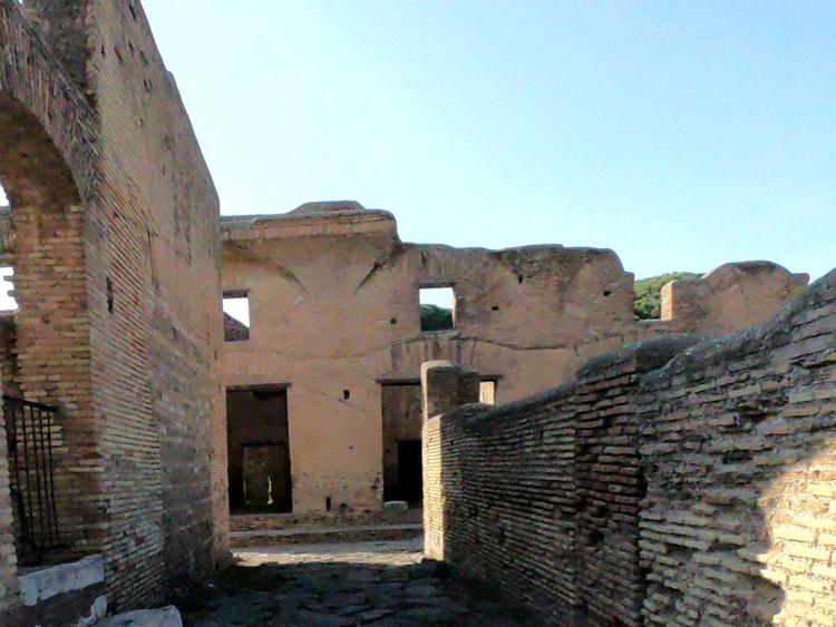 Gl ingressi di alcune delle tabernae di Ostia Antica che saranno teatro della rievocazione dei mestieri di 2000 anni fa