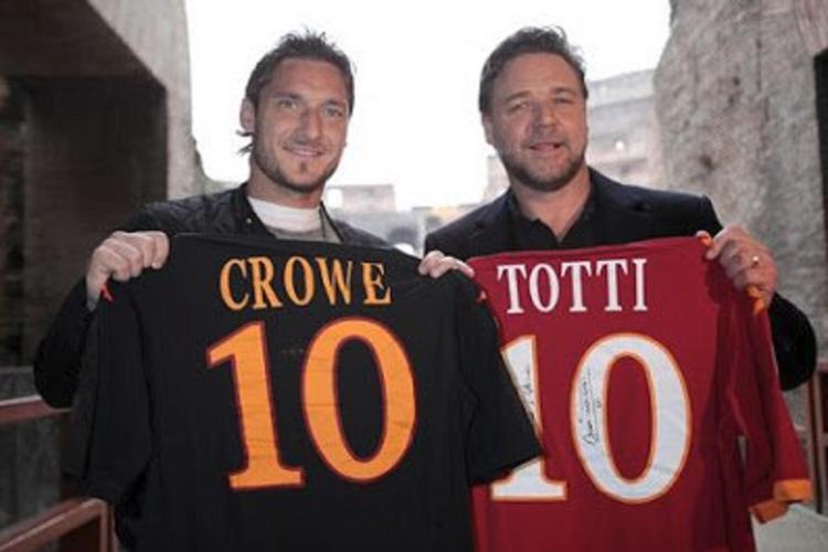 (Francesco Totti e Russell Crowe/Foto Twitter)