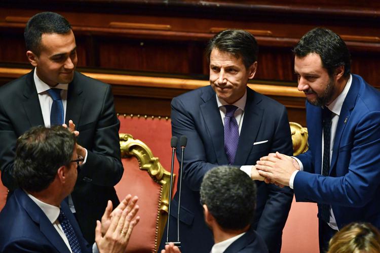Luigi Di Maio e Matteo Salvini con il premier Giuseppe Conte (AFP PHOTO)