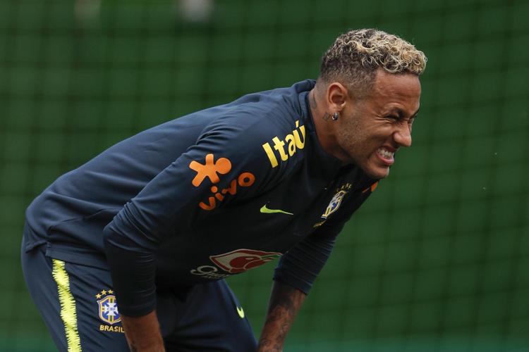 Neymar ha abbandonato l'allenamento, lasciando il campo quasi zoppicando (AFP PHOTO)