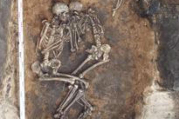 Doppia sepoltura A Samara/ V.V. Kondrashin and V.A. Tsybin; Spyrou et al. 2018. Analysis of 3,800-year-old Yersinia pestis genomes suggests Bronze Age origin for bubonic plague. Nature Communications.V.V. Kondrashin and V.A. Tsybin; Spyrou et al. 2018. Analysis of 3,800-year-old Yersinia pestis genomes suggests Bronze Age origin for bubonic plague. Nature Communications.