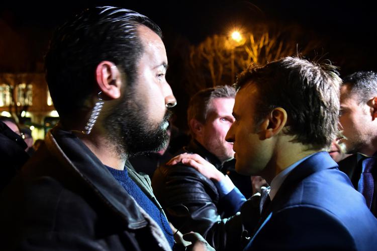 Emmanuel Macron con (a sinistra) Alexandre Benalla (AFP PHOTO)