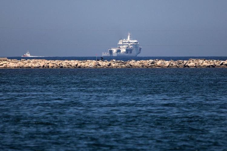 Italy's Diciotti coast guard vessel carrying 67 asylum seekers wait off the coasts of Trapani on July 12, 2018. The migrants were rescued off Libya Tuesday by a private Italian vessel and then transferred to the coast guard ship in a case that has caused tension within the government. / AFP PHOTO / Alessandro FUCARINI - AFP