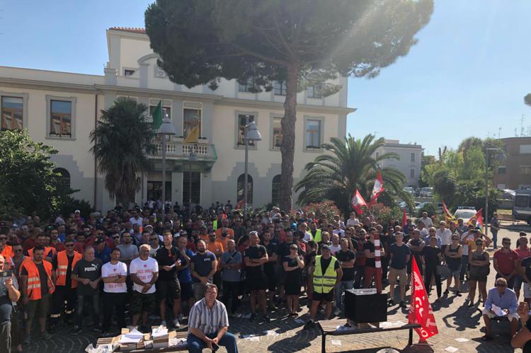 Il sit-in dei lavoratori davanti al comune di Civitavecchia
