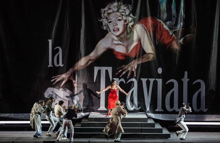 Una scena della 'Traviata' di Caracalla (foto Yasuko Kageyama)