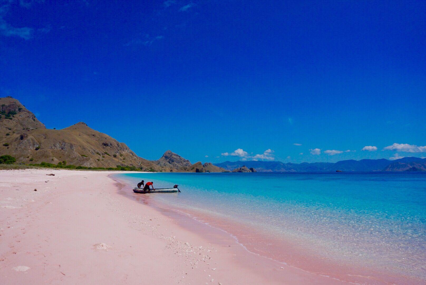 La Pink Beach dell’isola di Komodo, in Indonesia: a colorare la sabbia di rosa è il carbonato di calcio di piccoli invertebrati mescolato ai resti di coralli e conchiglie.