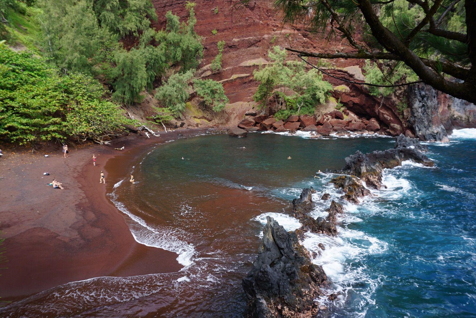 La spiaggia “infernale” di Kaihalulu, sull'Isola di Maui, nell'arcipelago delle Hawaii. La colorazione rossastra è dovuta ai residui di cenere lavica e all’alta concentrazione di ferro.