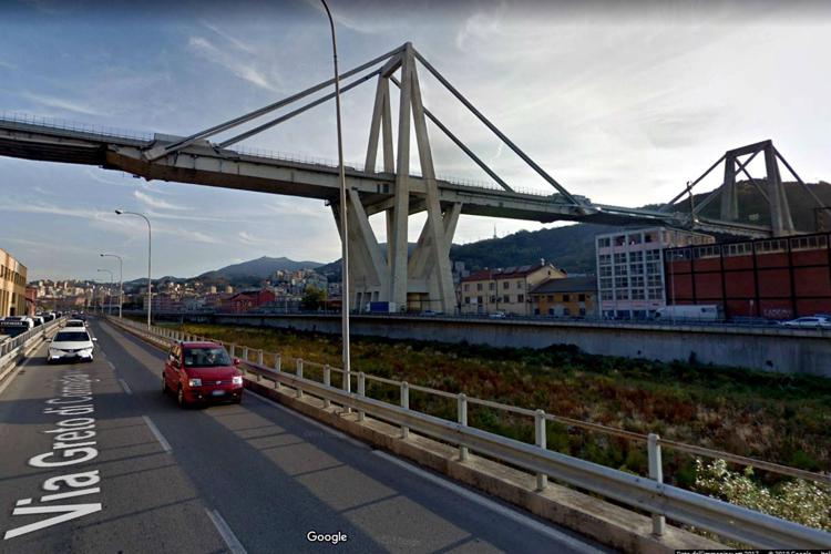 Il ponte Morandi prima del crollo (Foto da Google Maps/Fotogramma)