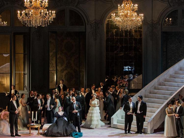 Una scena  de 'La traviata' nell'allestimento dell'Opera di Roma