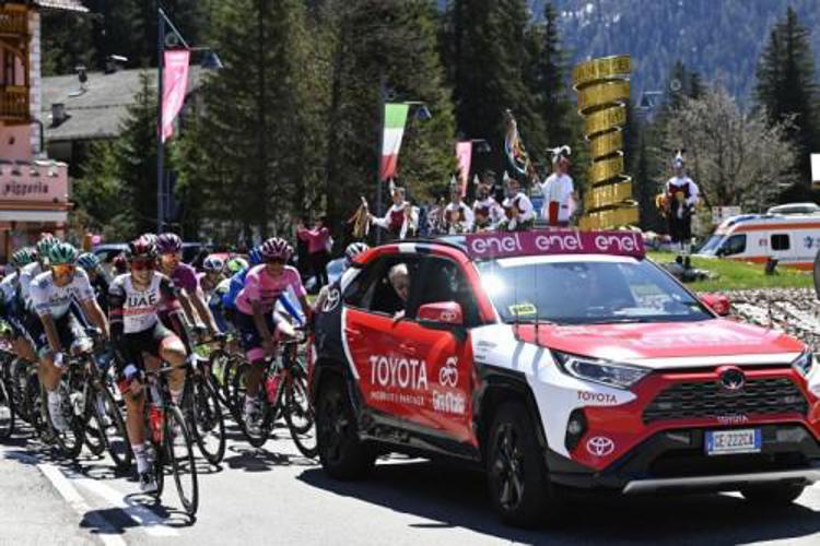 Al Giro d'Italia, la flotta elettrificata di Toyota a zero emissioni per il 50% del tempo