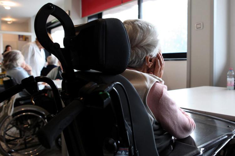 Anziani affetti da Alzheimer in un istituto - Fotogramma