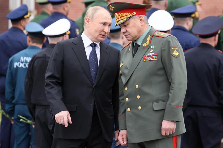 Il presidente russo Vladimir Putin e il ministro della Difesa Sergei Shoigu - Afp