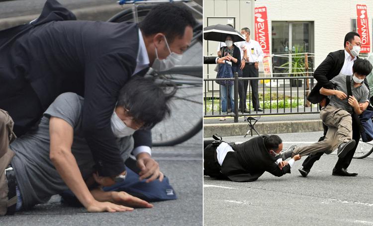 La cattura di Tetsuya Yamagami dopo il ferimento di Abe (Afp)