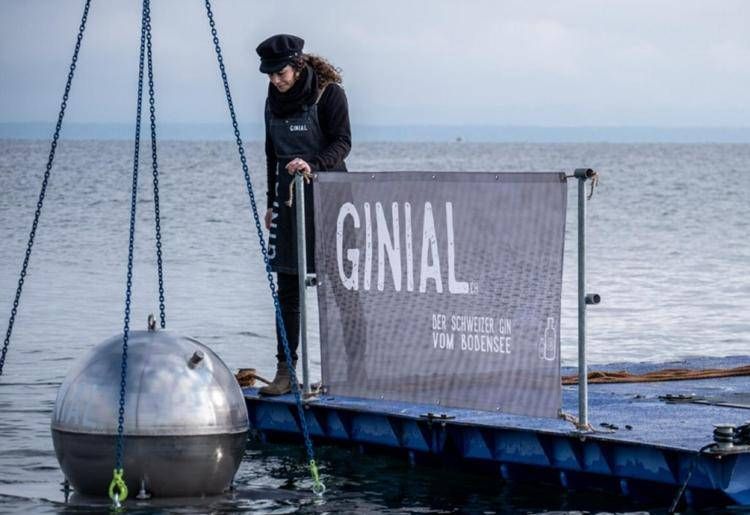 Svizzera, sfera d'acciaio piena di gin rubata dal lago di Costanza 6 alternate text