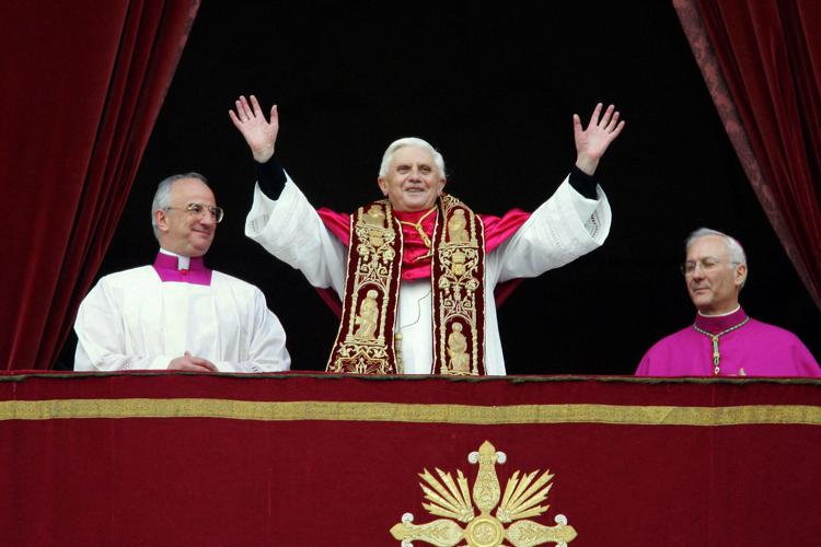 Ratzinger al momento dell'elezione a Papa (Afp)