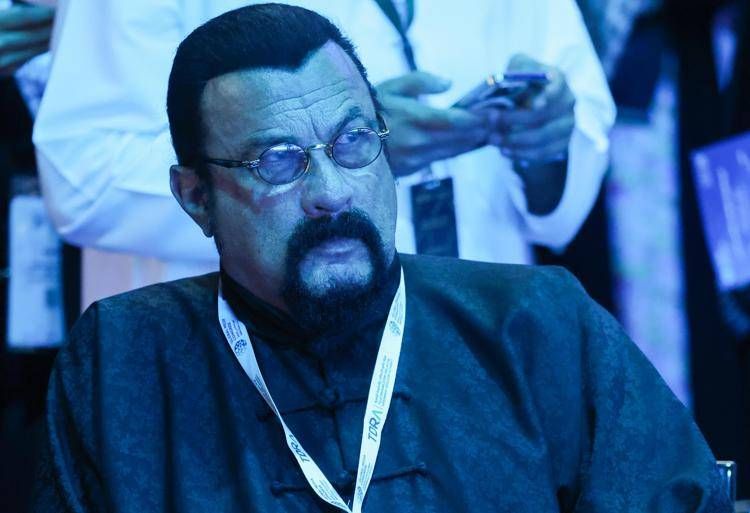 Putin premia Steven Seagal con l'Ordine dell'Amicizia della Russia 22 alternate text