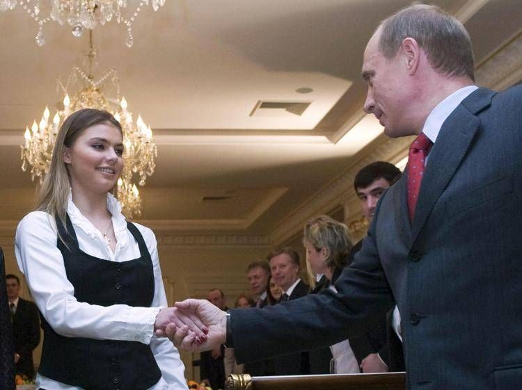 Russia, Putin vive con la compagna: chi è Alina Kabaeva 6 alternate text