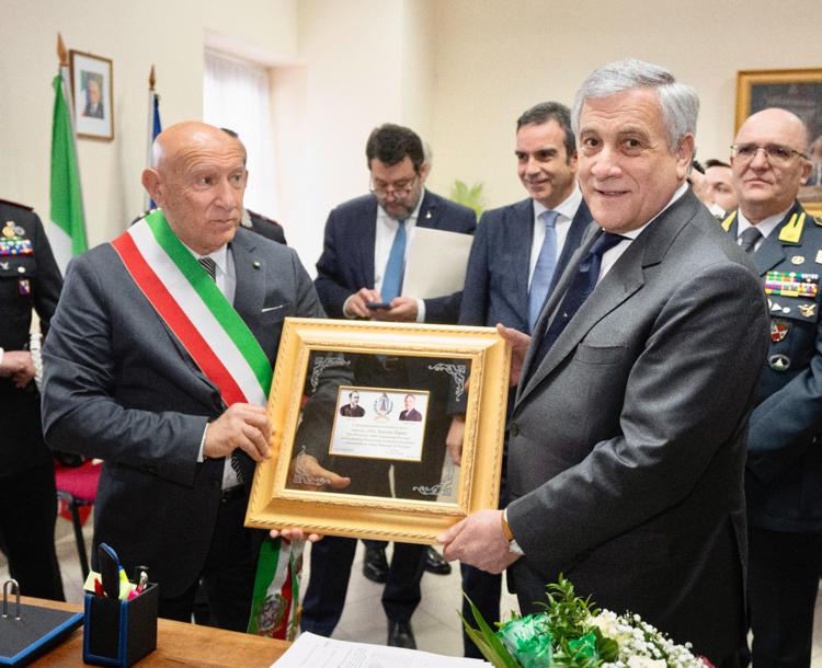 Il sindaco di Cutro Antonio Ceraso e il ministro degli Esteri Antonio Tajani