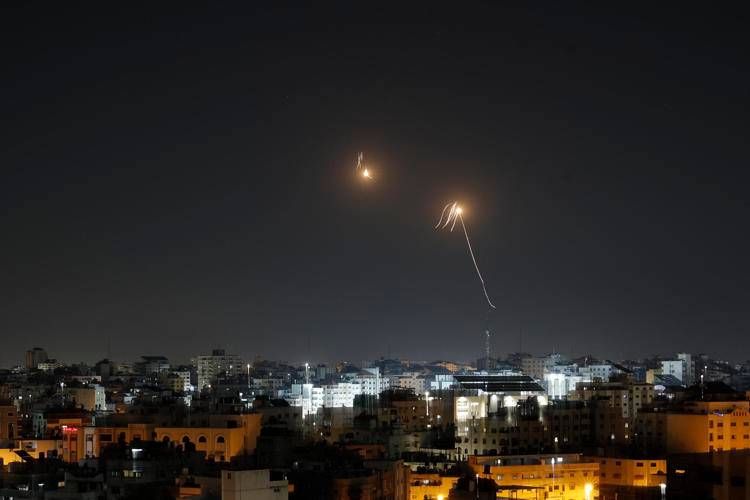 Mo, bombardamenti Israele in Libano e Gaza: colpiti siti Hamas 6 alternate text