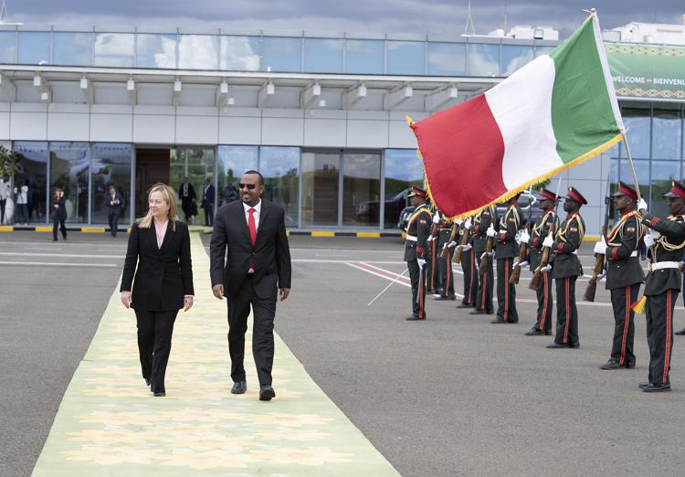 Il premier Meloni all'aeroporto di Bole con il Primo Ministro della Repubblica Federale Democratica di Etiopia, Abiy Ahmed Ali. Immagine pubblicata dal governo italiano
