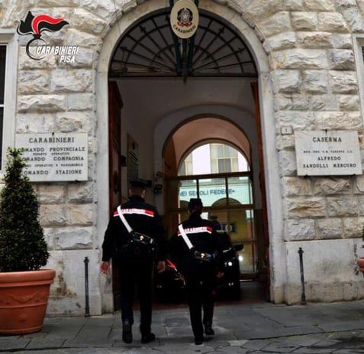 Furti nelle auto dei turisti in visita alla Torre di Pisa, 5 arresti