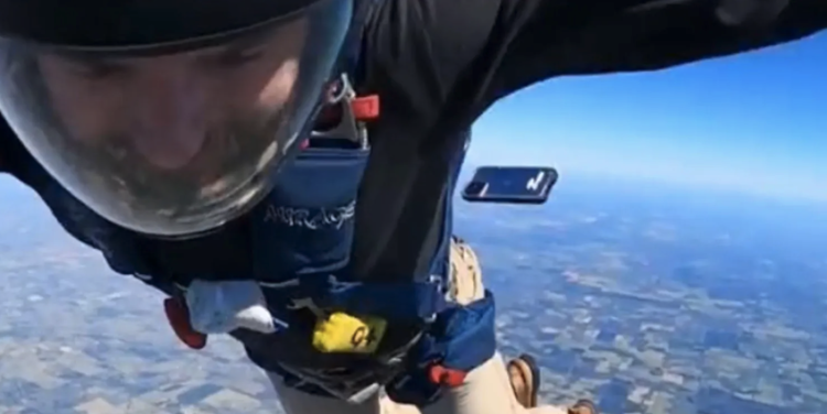 iPhone sopravvive a una caduta da 4 mila metri: il video