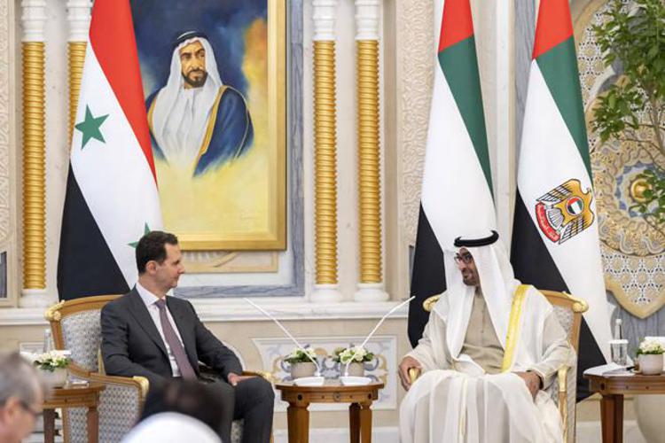 Il presidente emiratino Sheikh Mohamed bin Zayed al-Nahyan con il suo omologo siriano Bashar al-Assad (Foto Fotogramma)