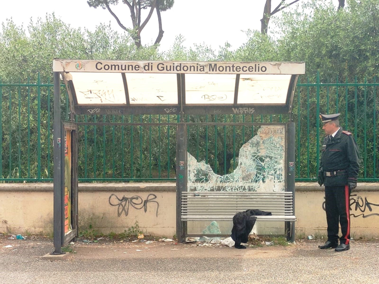 Roma, danneggiano fermata bus e minacciano con pistola passante che li sgrida