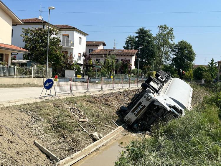 Maltempo: a Forlì tir in un canale, ‘da mercoledì come la Costa Concordia’