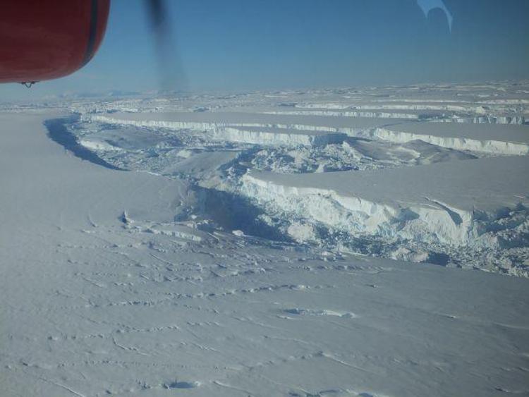 Il ghiacciaio Thwaites nel punto in cui sfocia nell’oceano creando iceberg galleggianti. - British Antarctic Survey