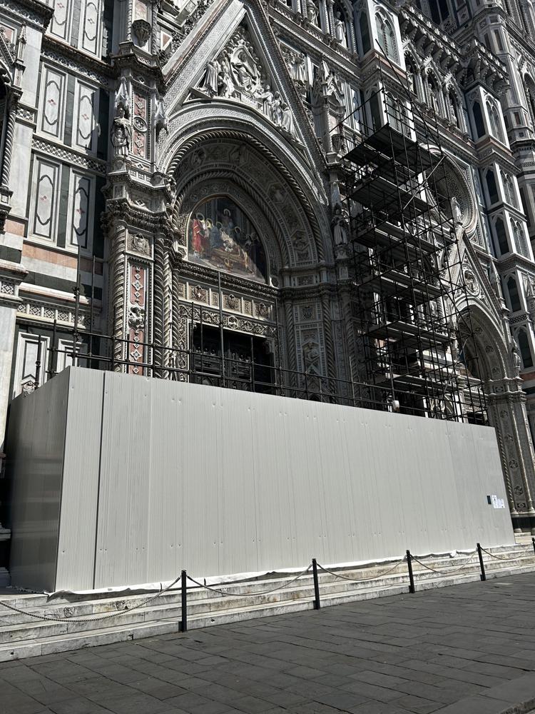 Iniziato il montaggio di un ponteggio sulla facciata del Duomo di Firenze