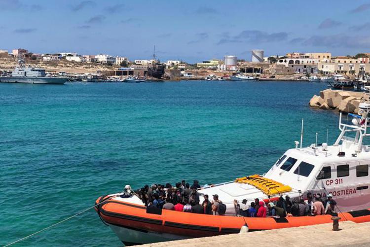Migranti, nuovi sbarchi a Lampedusa: 