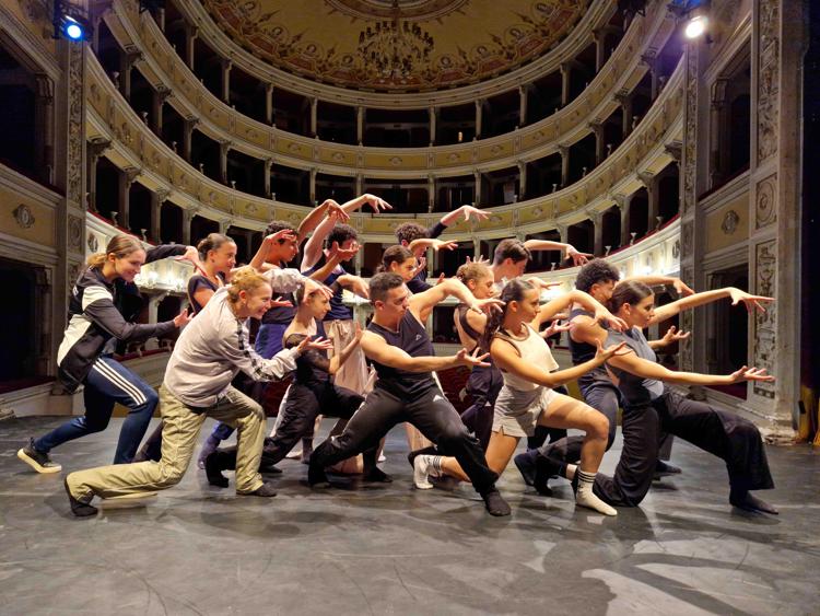 I giovani danzatori della neonata Compagnia Cantiere Danza che debutta a Montepulciano il 22 luglio con 'Reflections of the mind' di Kristina Paulin