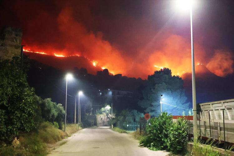 Sud in fiamme tra Sicilia, Calabria e Puglia. Due morti nel palermitano
