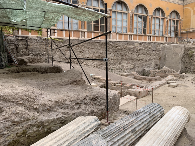 I resti del Teatro di Nerone emersi a Roma nel cortile del Palazzo della Rovere - (foto AdnKronos)