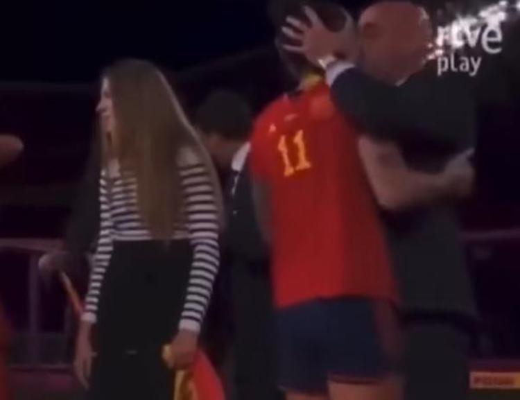 Spagna, bacia giocatrice sulla bocca: presidente federcalcio nella bufera