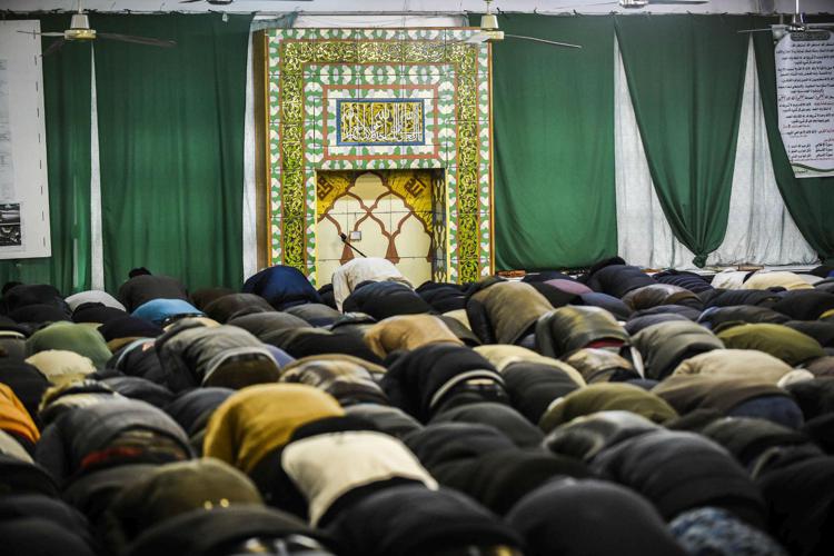 Preghiera in una moschea (Fotogramma)