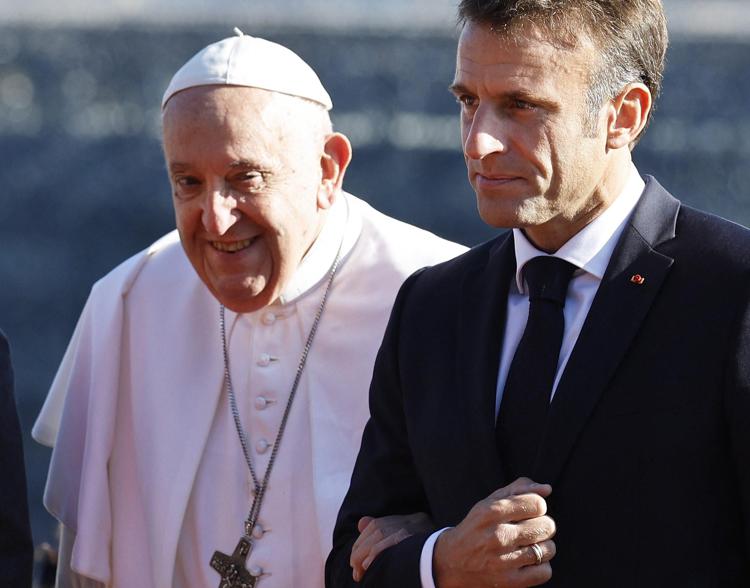 Papa Francesco e  il presidente francese Emmanuel Macron - Afp