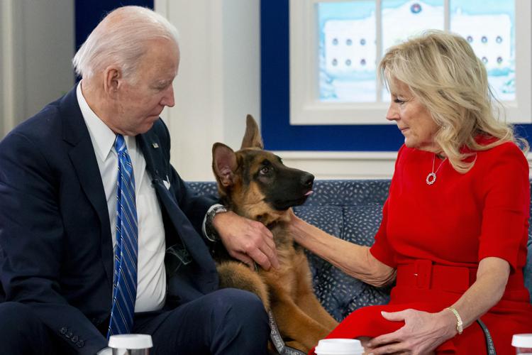 Il cane Commander tra Joe Biden e la First Lady