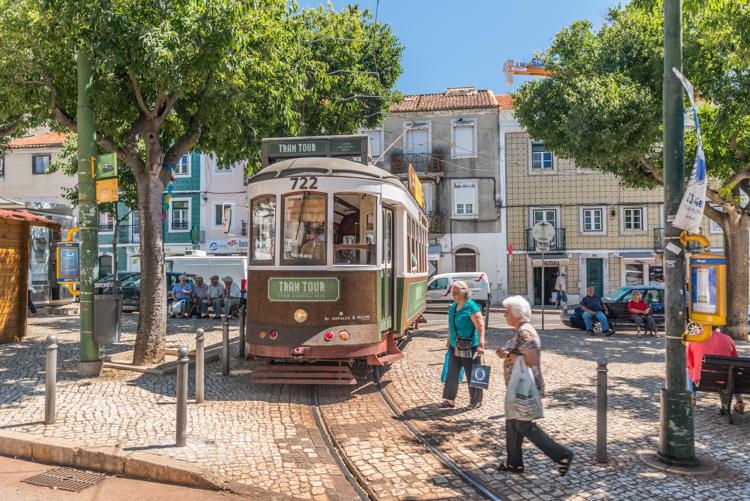 Persone a passeggio per Lisbona - (Foto 123RF)