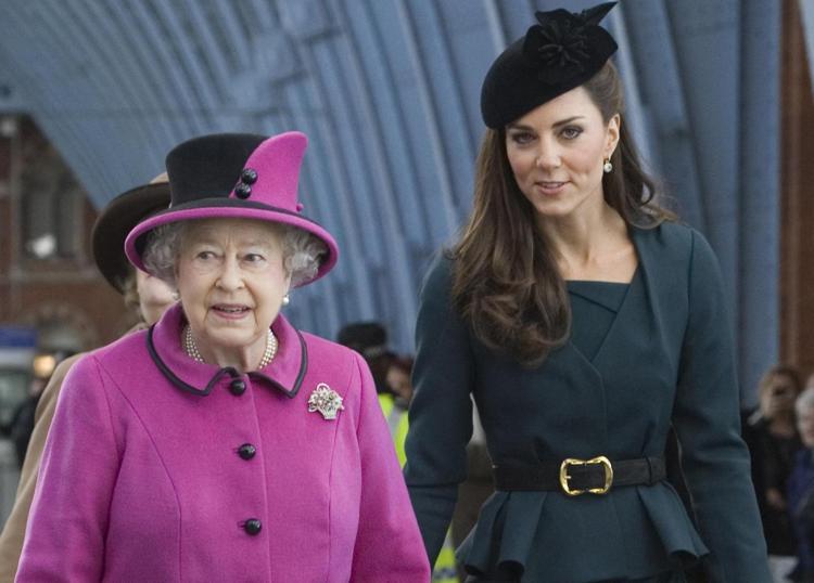 Kate Middleton e la regina Elisabetta - (Fotogramma)