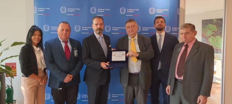 All'ambasciatore italiano a Bangkok il premio Caravella Tricolore nel Mondo 2023
