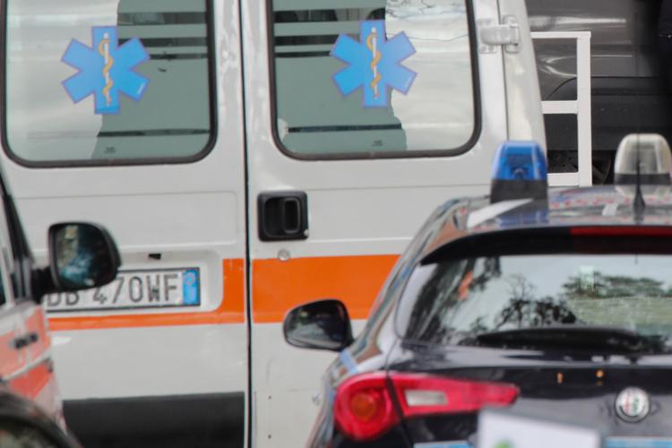 Auto carabinieri e ambulanza - Fotogramma
