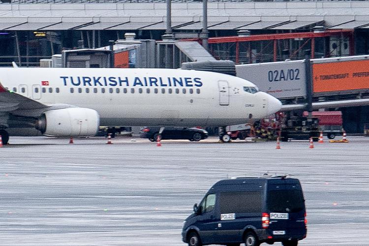 Aereo della Turkish Airlines bloccato da un uomo armato ad Amburgo - (Afp)