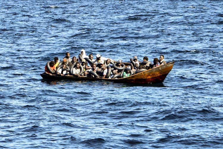 Barcone con migranti a bordo - Afp