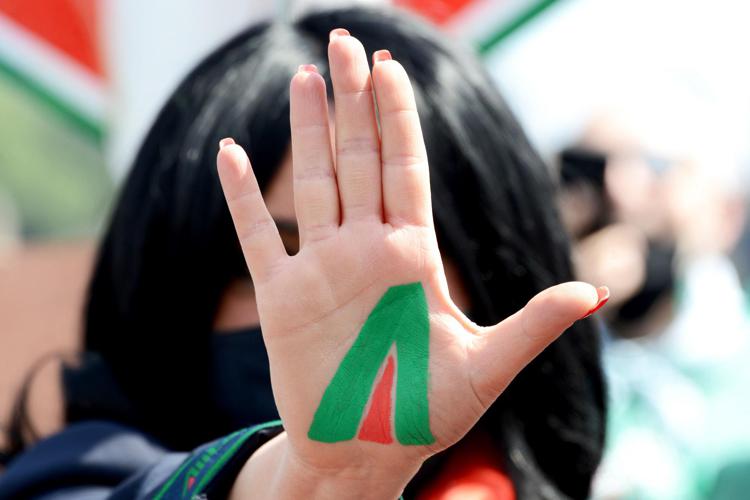 Hostess con simbolo Alitalia dipinto sul palmo della mano - Fotogramma
